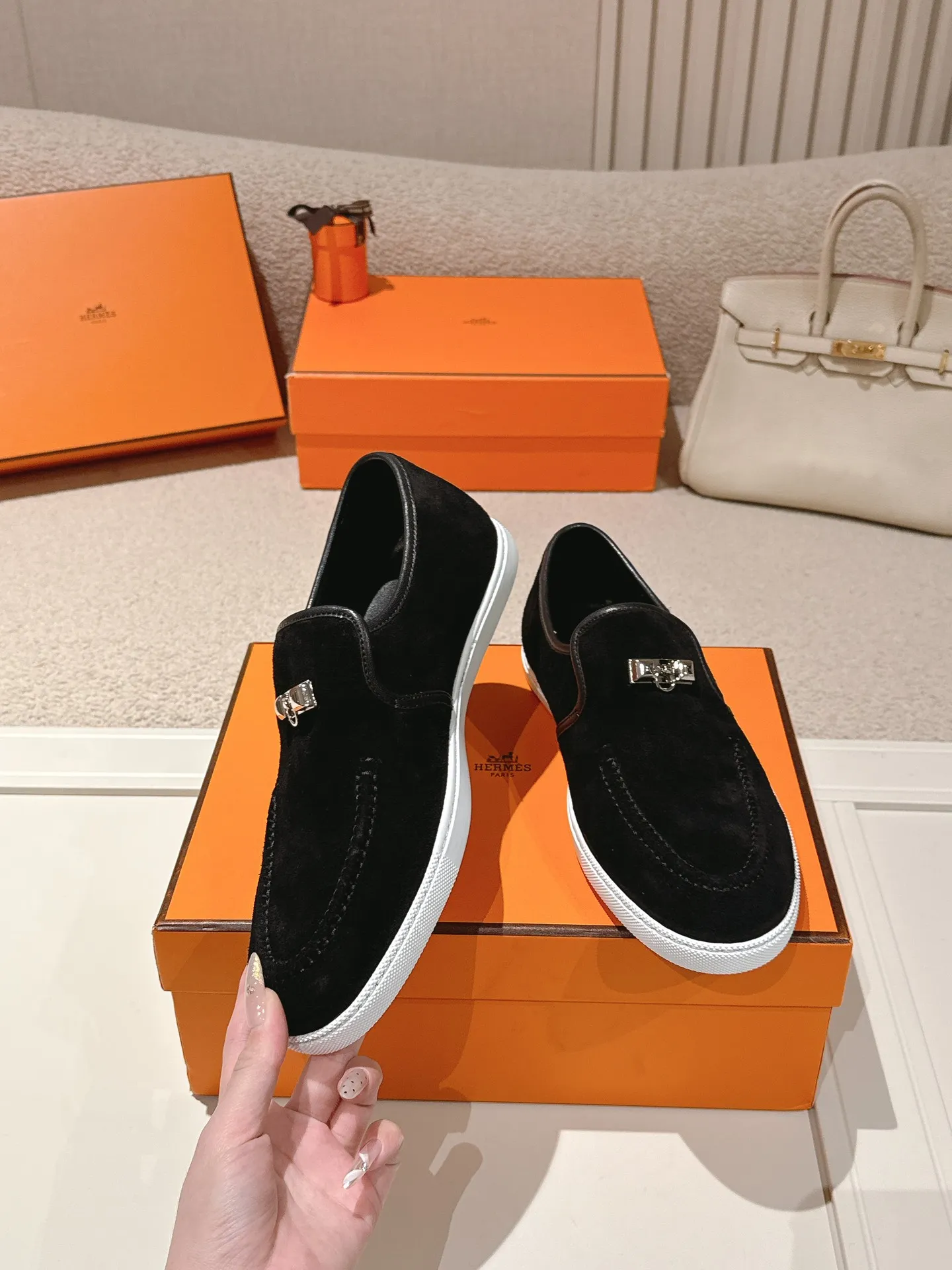 Men's Men's Shoes 600💰 Hermes# Couple Studded Loafers Calfskin and suede goatskin lace-up free sneakers with signature "H" detail. The design is simple and smooth, creating a fashionable urban look. It is comfortable and versatile. H family classics are not outdated, and the delivery counter is exquisitely packaged🛍📦 Fabric: Original customized imported first-layer cowhide/cow down Lining: Imported soft sheepskin Sole: Original open-molded anti-slip TPU material Size: 35-45